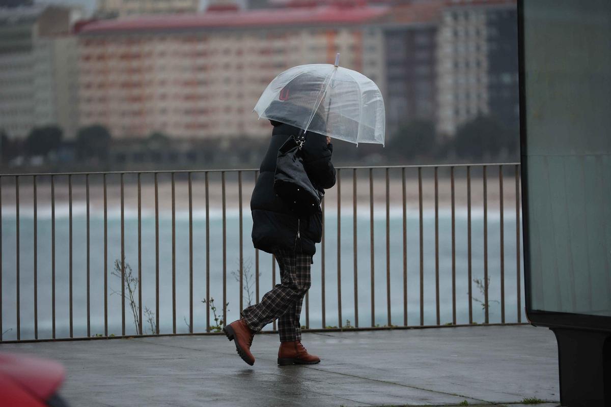 Primeras lluvias, azotando la costa de A Coruña, este jueves.
