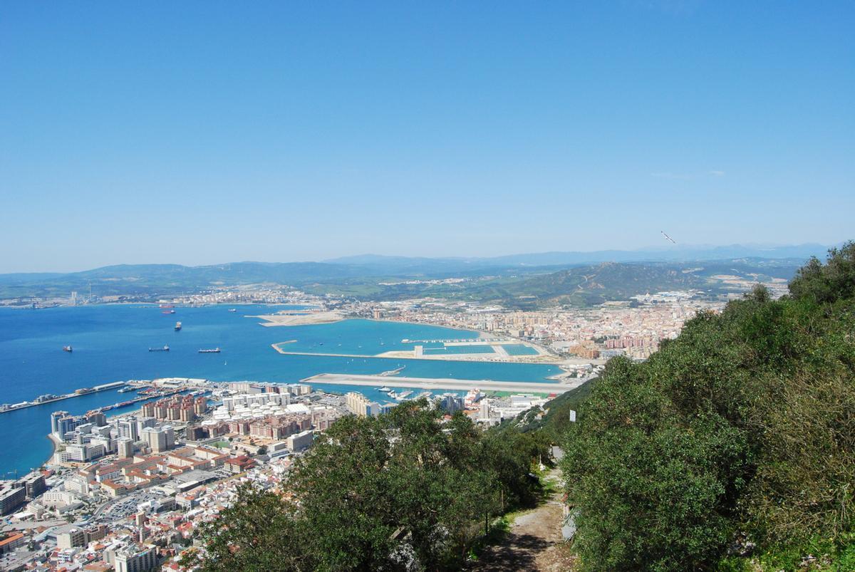 La Línea de la Concepción (España) desde el Peñón de Gibraltar