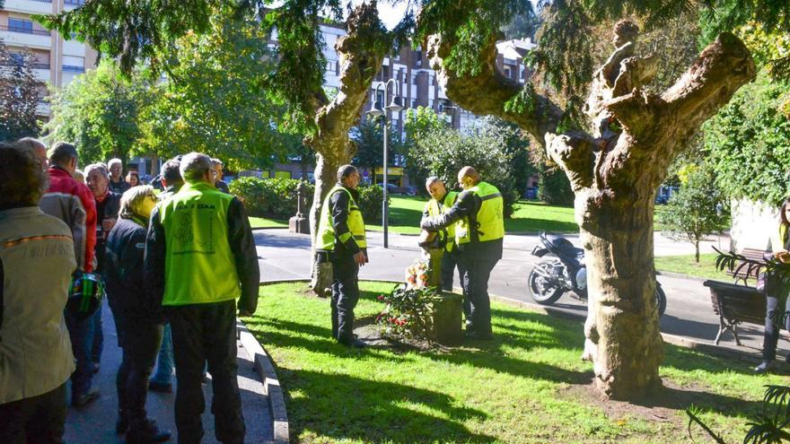 Moteros de Asturias rinden homenaje a los fallecidos ante el monolito de Pravia