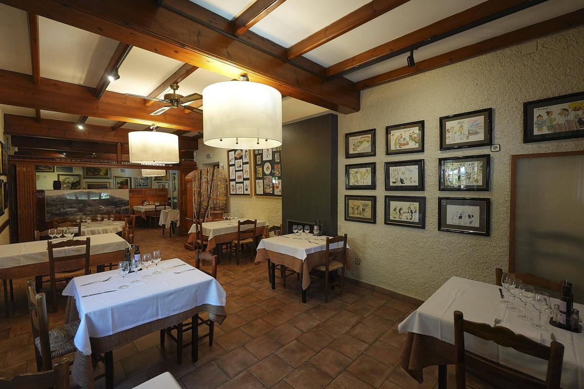 Un dels menjadors de l'Hostal, aquest amb il·lustracions de Xavier Cugat.