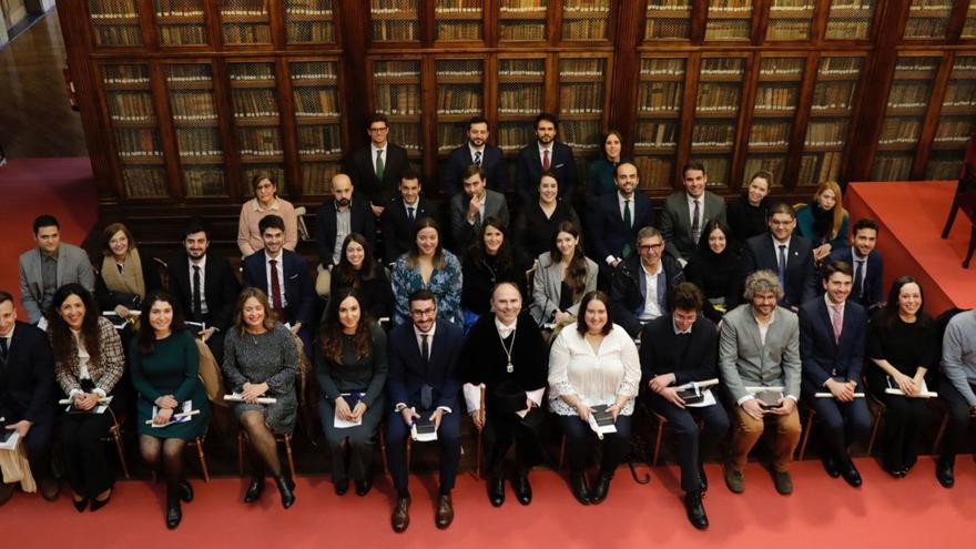 Los premios de doctorado de la Universidad de Oviedo del curso 2020-21 con el Rector, ayer, en la Biblioteca de la institución académica. | Fernando Rodríguez