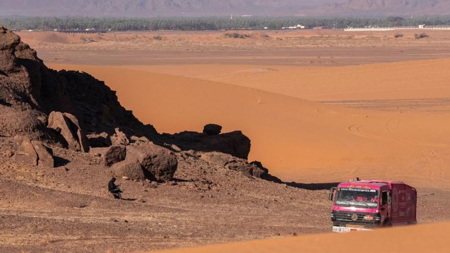 El Elefante Rosa conquista las dunas: Una jornada de pura adrenalina en el Dakar 2024
