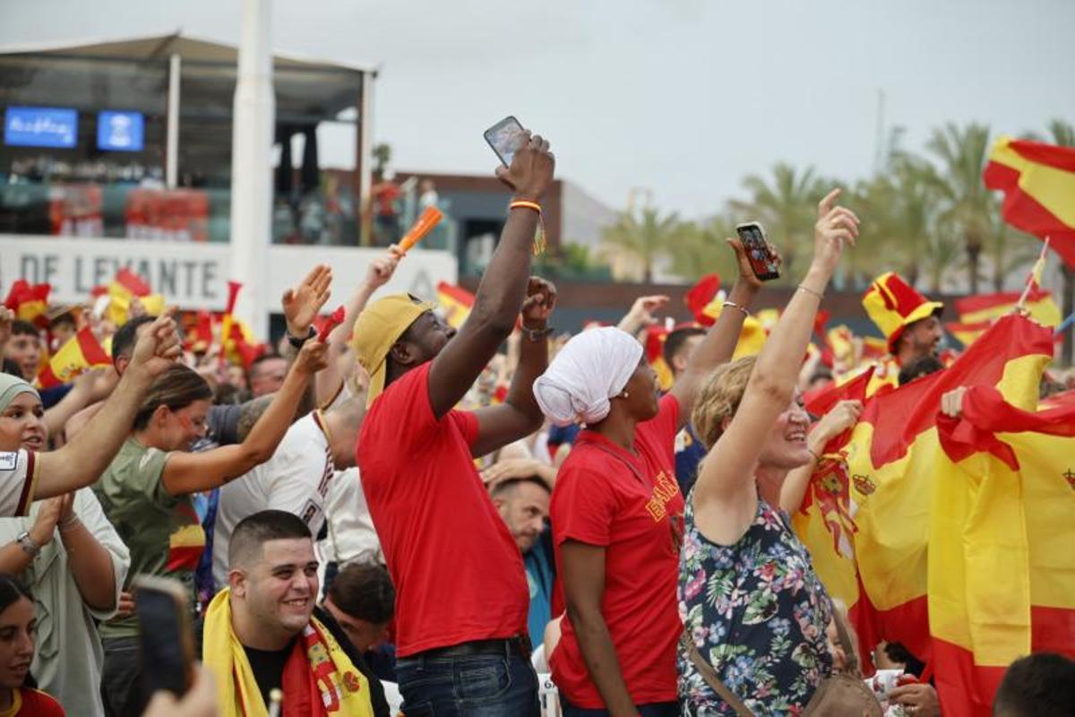 Los mejores momentos de la afición de España en Cartagena, en fotos