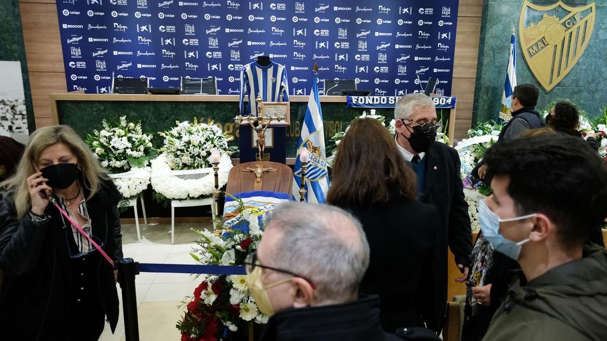 Las imágenes de la capilla ardiente de Antonio Benítez en La Rosaleda