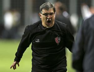 ’Tata’ Martino esperona els seus jugadors del Newell’s Old Boys, en el partit contra els brasilers de l’Atletico Mineiro, durant la Copa Libertadores a Belo Horizonte, el dia 10.
