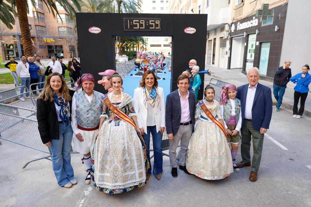 Catalá y Martínez-Almeida durante su visita a la "Falla más larga del mundo"
