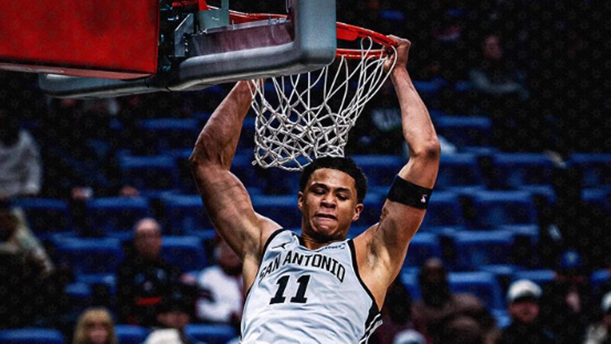 Un jugador de San Antonio Spurs, realizando un mate