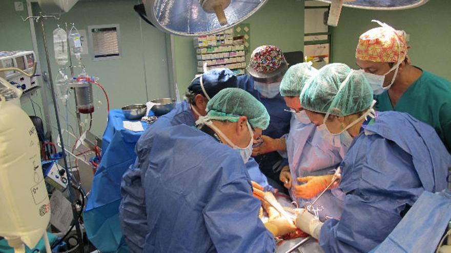 Un equipo médico durante un trasplante en un hospital canario.