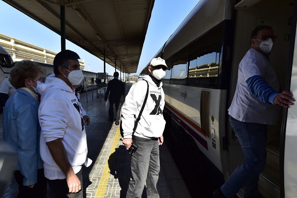 Los vecinos de las vías, celebran su primer viaje en el nuevo tren soterrado