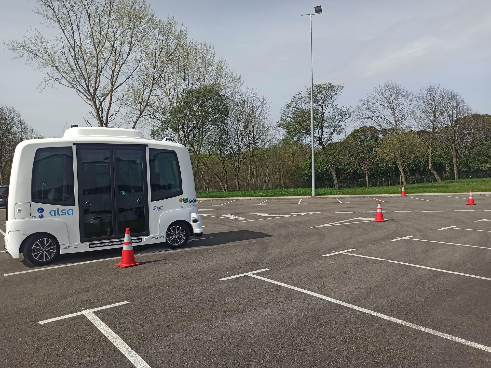 Así son las prácticas del bus autónomo en el Parque Tecnológico de Asturias, en Llanera