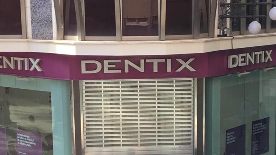 Afectados a las puertas de Dentix de Elche.