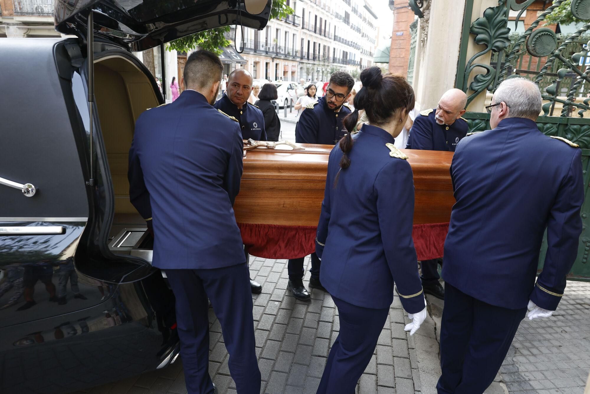 MADRID, 27/08/2025.- Llegada del féretro del cantante Manuel de la Cava, miembro del Dúo Dinámico, a la sede principal de la SGAE en Madrid, este miércoles, donde se celebra su capilla ardiente. El velatorio abrió sus puertas a las 11 de la mañana y podrá visitarse hasta las 20 horas para dar el último adiós al coautor de himnos como 'Resistiré' o 'Quince años tiene mi amor', diagnosticado desde hace tres años de una fibrosis pulmonar y que murió ayer a los 88 años en el Hospital Anderson de Madrid. EFE/ Chema Moya
