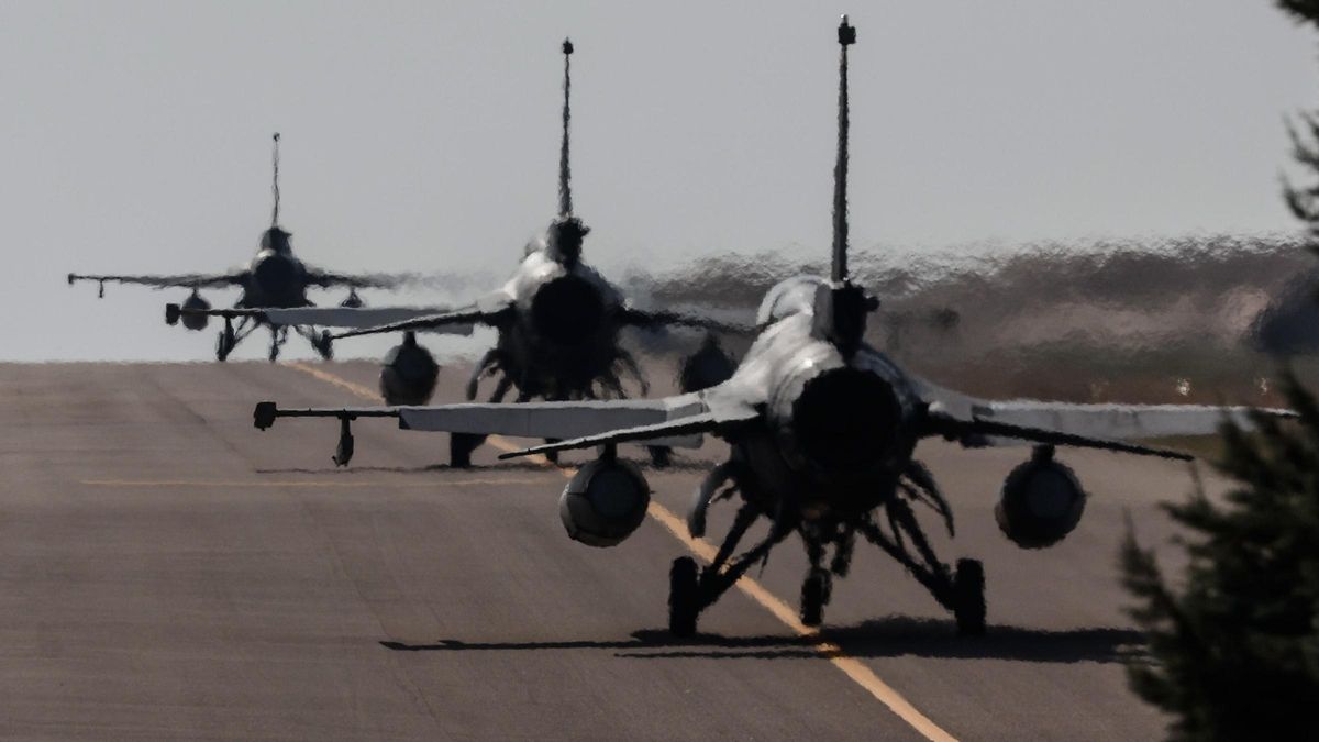 Dos cazas rumanos despegan ante la entrada de un dron ruso
