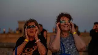 "Hace 20 años pensé que no vería este eclipse": el Castillo de Montjuïc se convierte en el 'balcón' al cielo de Barcelona