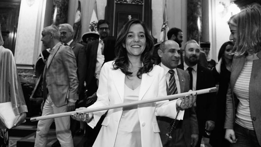 Inés Rey con su bastón de mando en la sesión de investidura de hace un año.