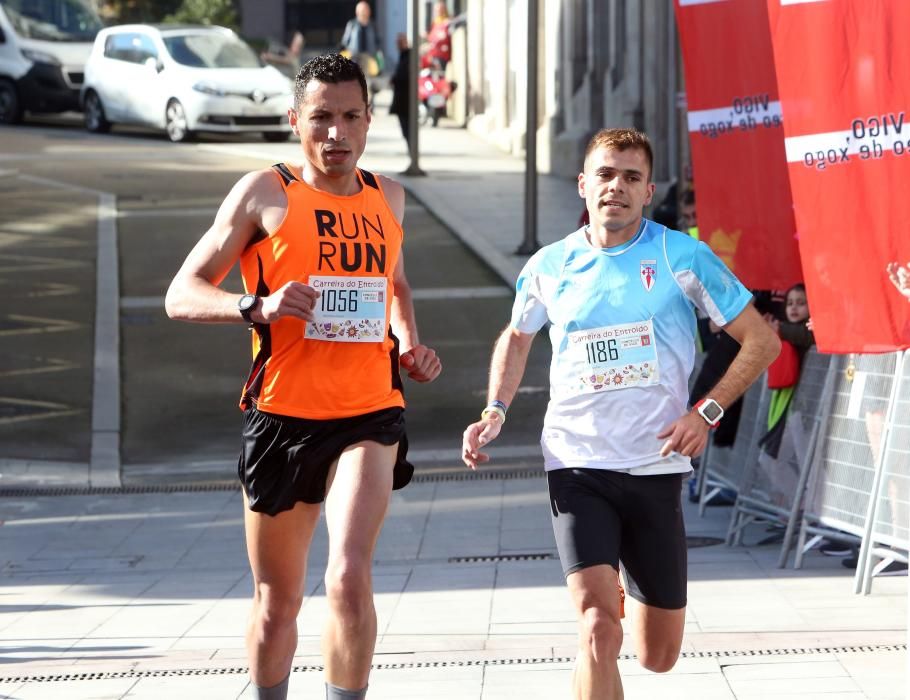 El centro de Vigo fue esta mañana una pista de atletismo improvisada para acoger la sexta edición de la Carreira Popular de Entroido