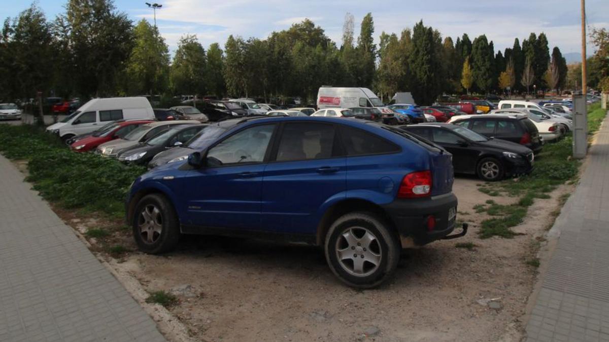 Vehicles aparcats a l’avinguda Costa Brava.