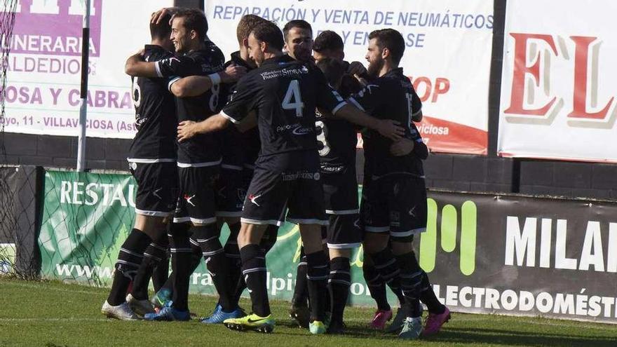 Los futbolistas del Lealtad se abrazan tras un gol, ayer en Les Caleyes.