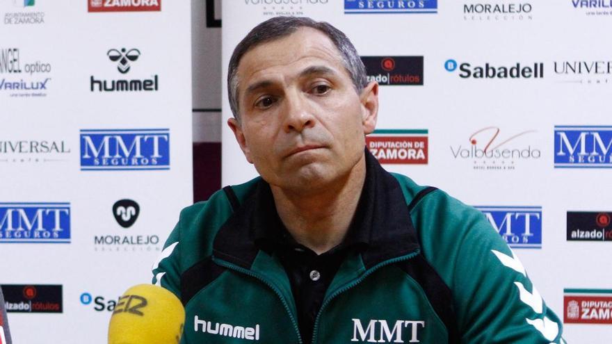 Manuel Pérez González, durante una rueda de prensa del Balonmano Zamora.