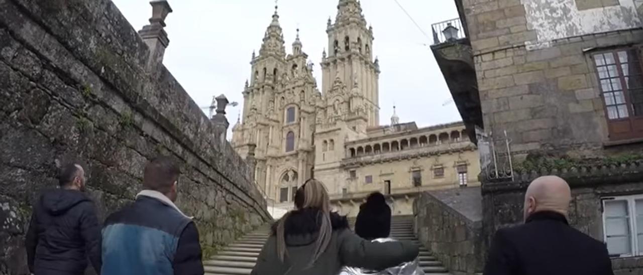 Los integrantes de Panorama cantan a las &quot;Torres de Compostela&quot;. Imagen capturada del videoclip.