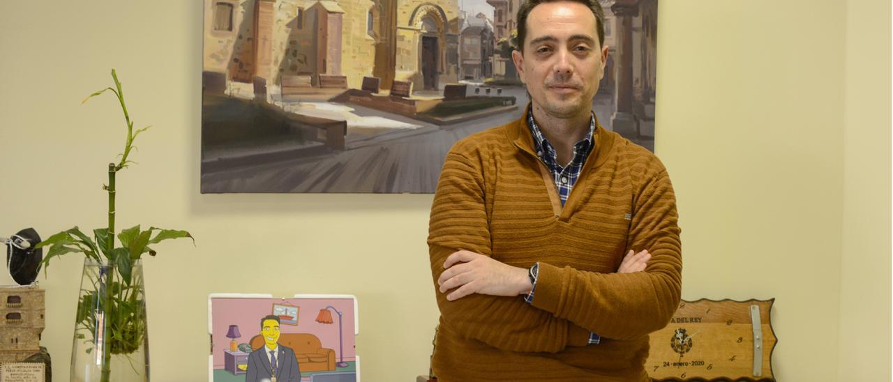 El alcalde de Benavente, Luciano Huerga, en su despacho de la avenida El Ferial.