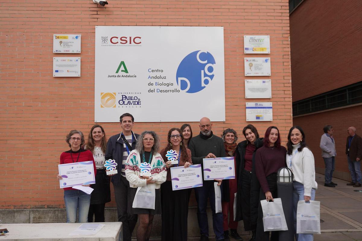 Los integrantes de los tres grupos de investigación en el Centro Andaluz de Biología del Desarrollo galardonados en la primera edición de los premios de divulgación científica a la ciudadanía promovidos y sufragados por la Fundación Biomol.