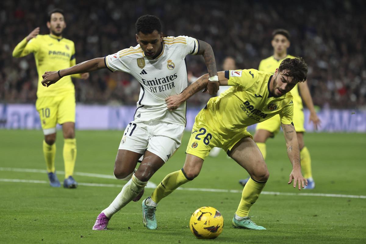 Adrià Altimira defiende a Rodrygo Goes en un duelo entre el Villarreal y el Real Madrid.