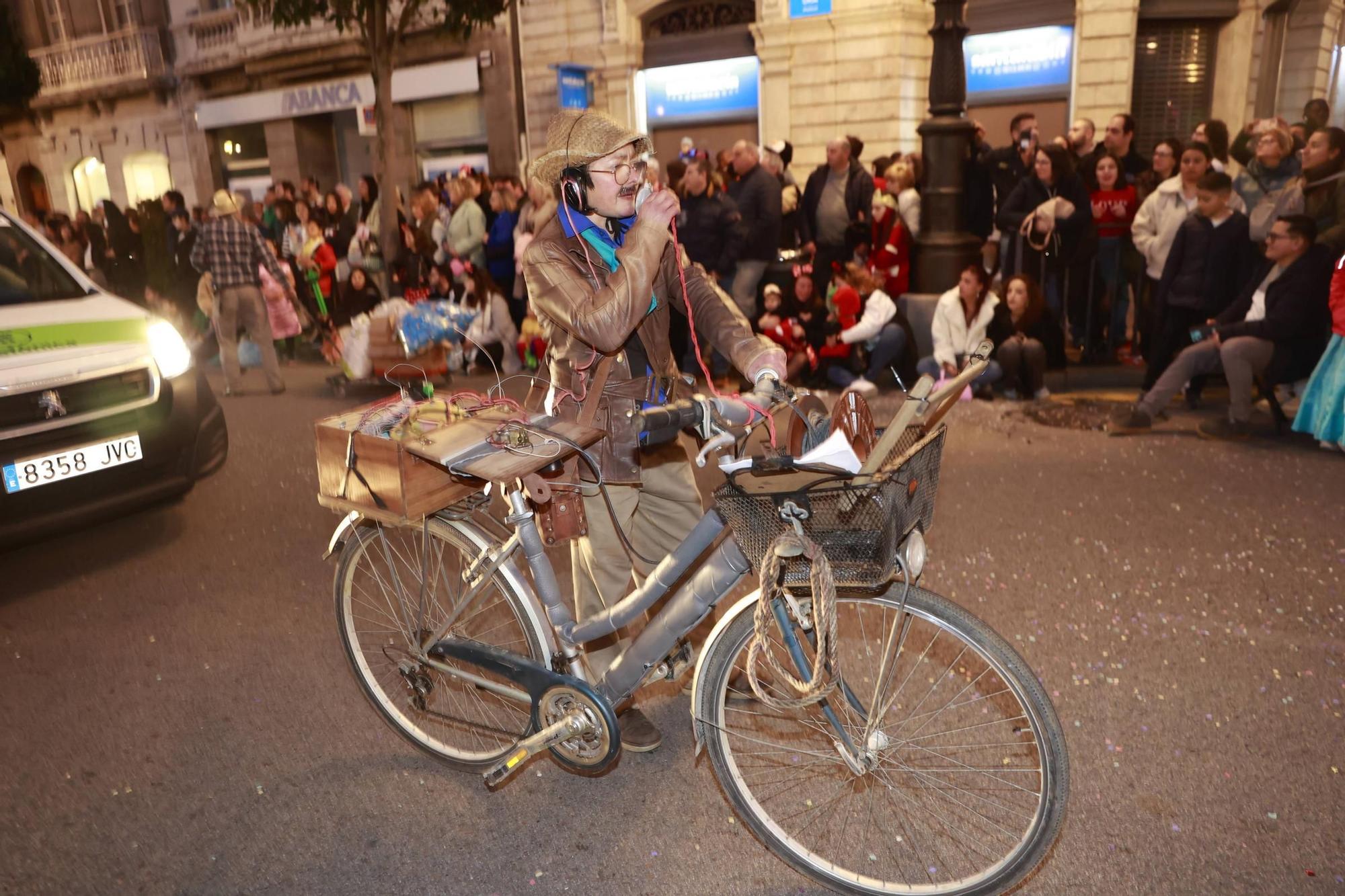 EN IMÁGENES: El Carnaval llena de color y alegría las calles de Oviedo