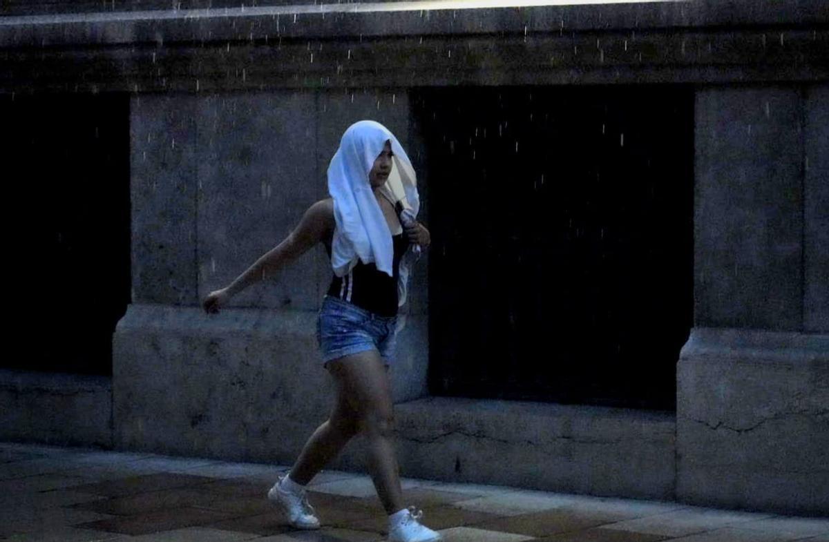 La tormenta ha sorprendido a los viandantes en Castelló.