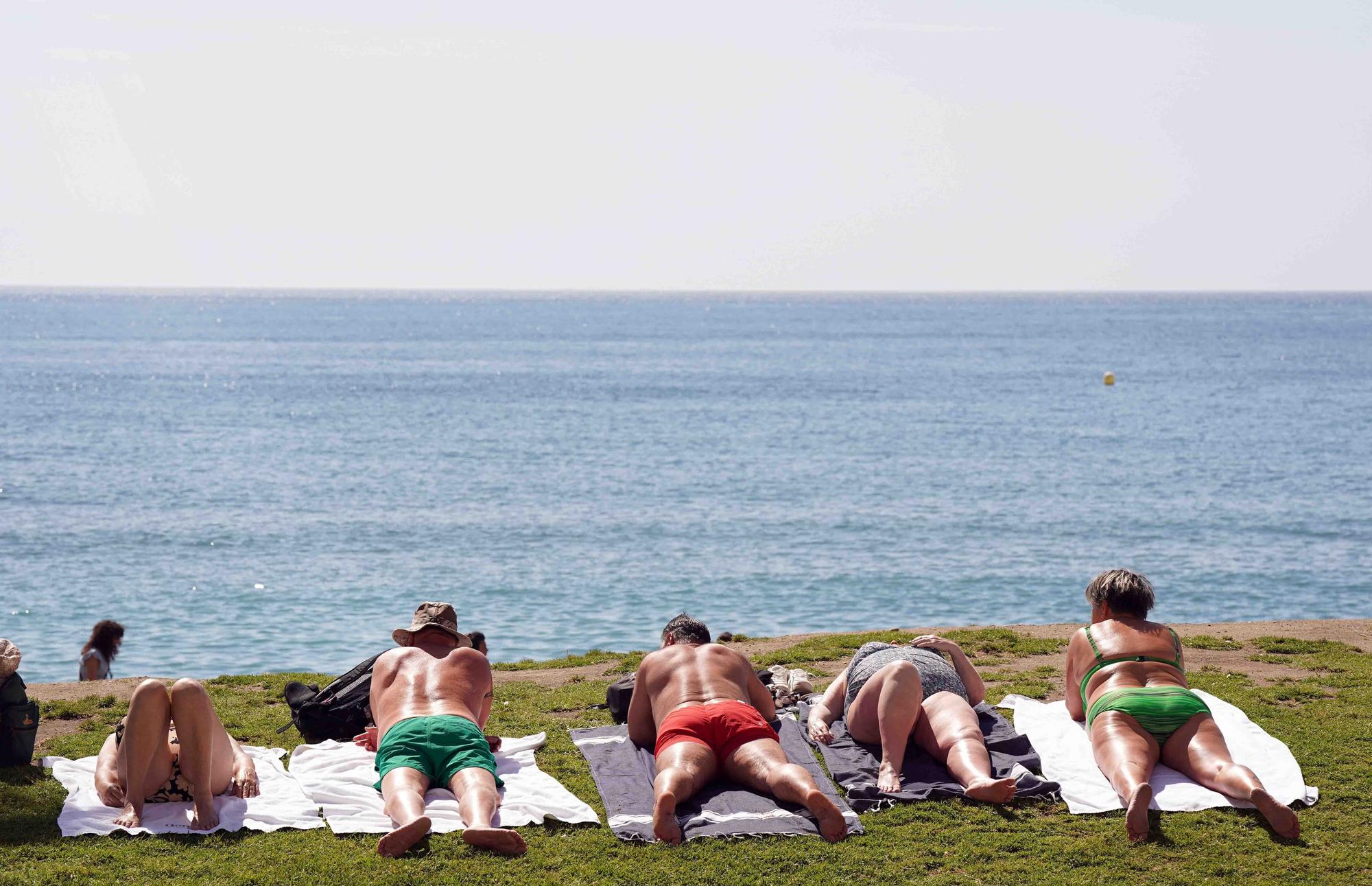 Calor en Málaga en el mes de abril. Bañistas en la playa de La Malagueta y turistas en el Centro de la ciudad, que supera los 28 grados.