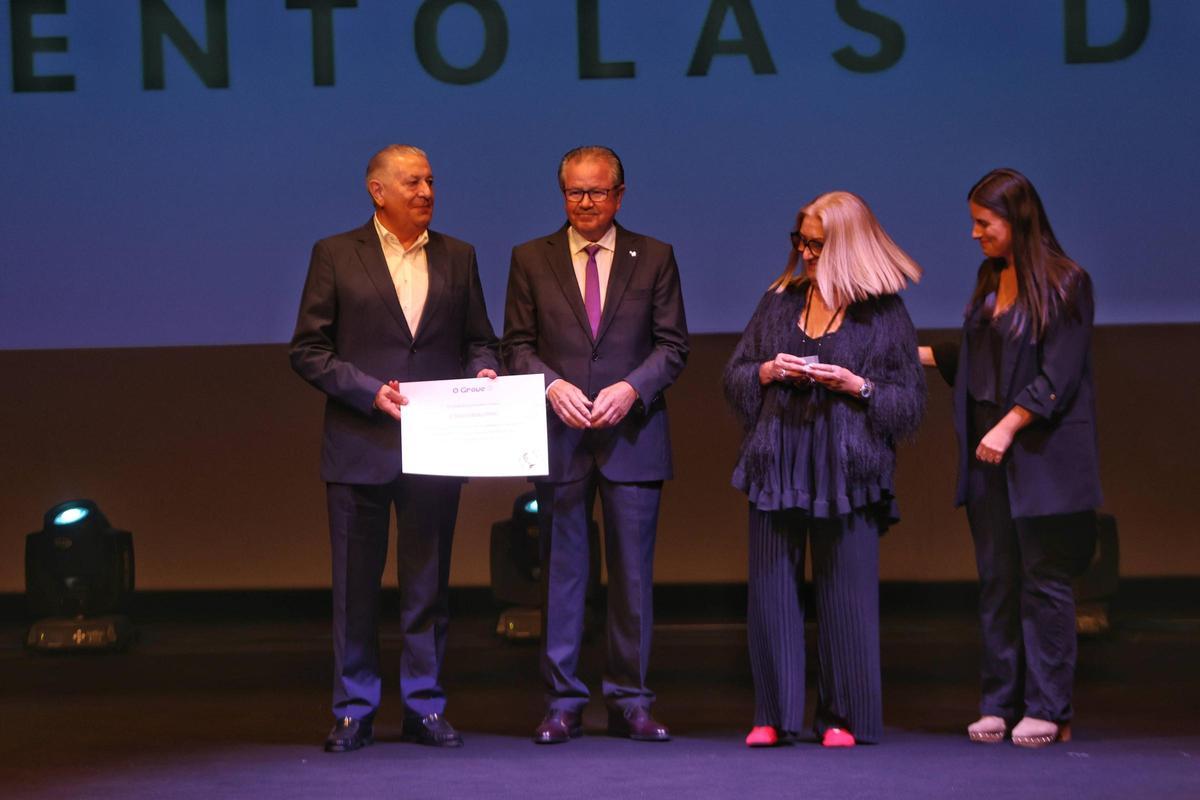 Los padres del cirujano recibiendo el premio.
