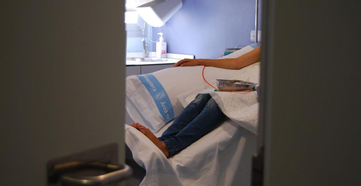 Un paciente recibe  quimioterapia en el Hospital  de Formentera.
