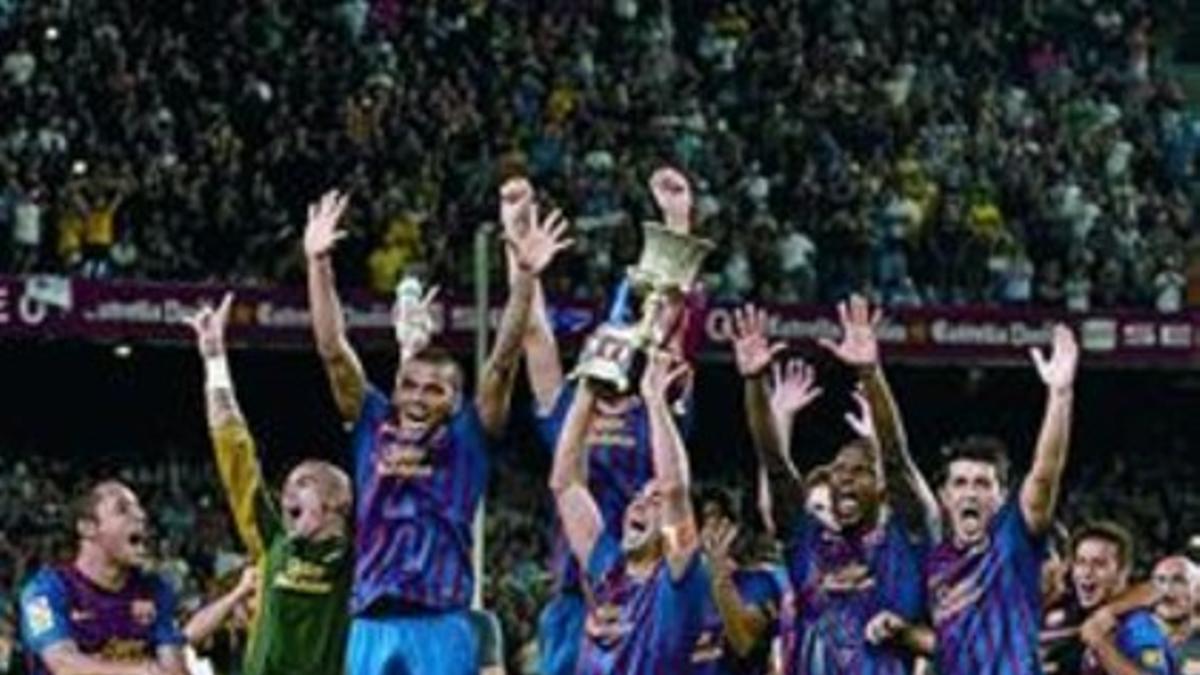 Los jugadores levantan la Supercopa en el césped del Camp Nou.