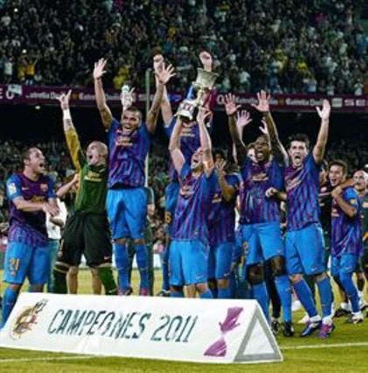 Els jugadors aixequen la Supercopa a la gespa del Camp Nou. Els jugadors aixequen la Supercopa a la gespa del Camp Nou.