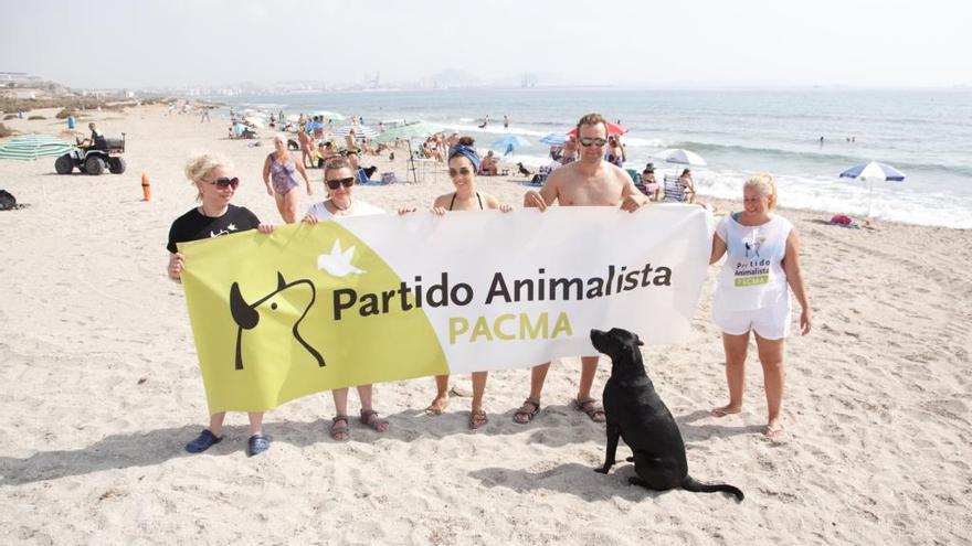 PACMA protesta por el abandono de la playa canina de Agua Amarga