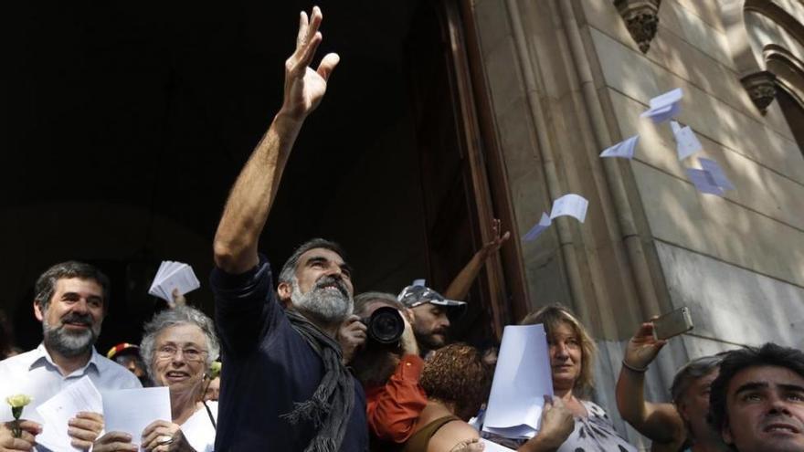 ANC y Òmnium reparten un millón de papeletas del referéndum para votar el 1-O