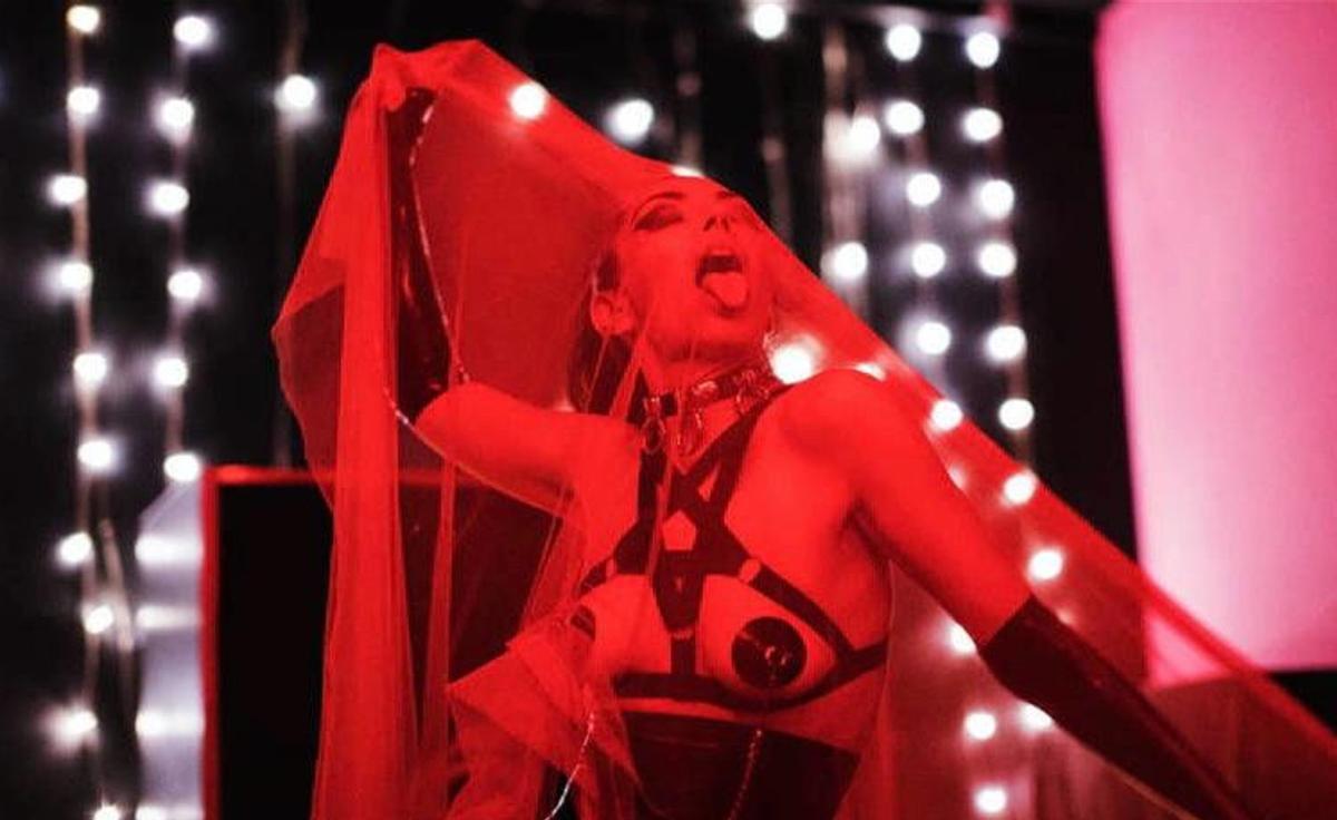 Satanic Minerva, una de las organizadoras del Coven Blasfemia, durante una actuación.