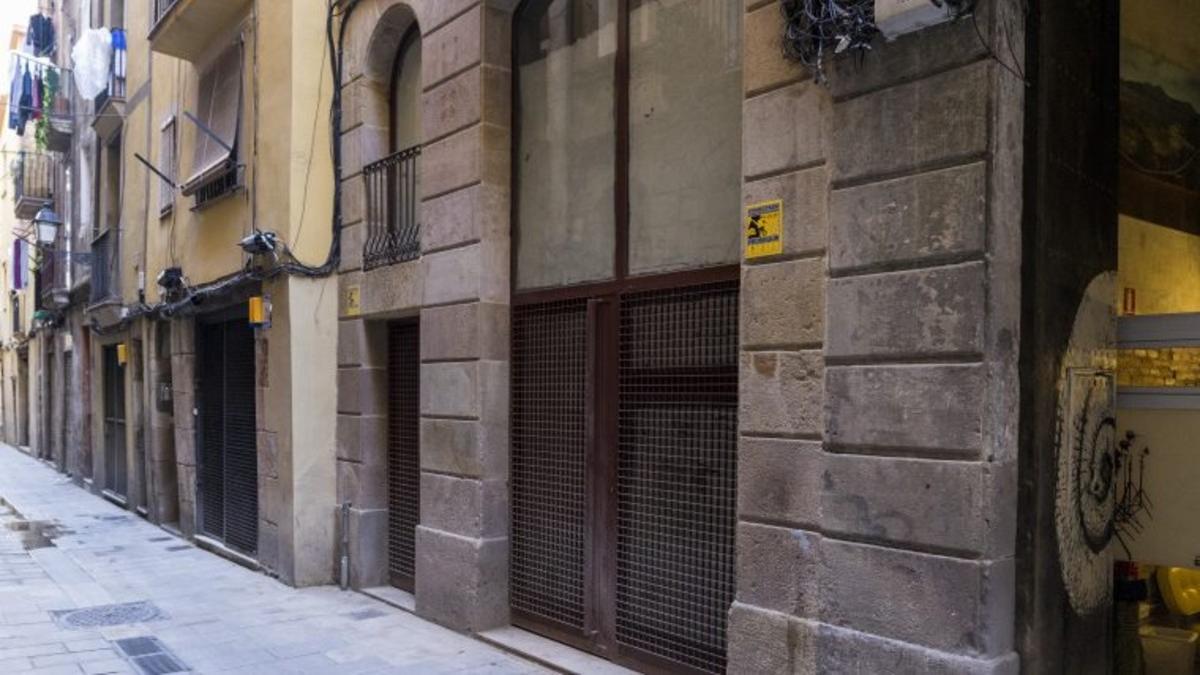 Un local comercial cerrado en la zona de Ciutat Vella, en Barcelona