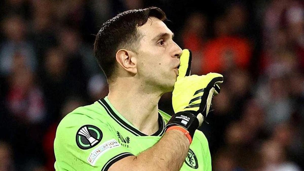 Dibu Martínez contra el Lille en Europa League