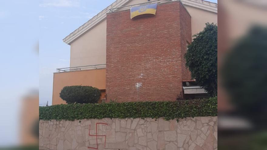 Pintada nazi en la casa de una familia de Vinaròs por tener colgada una bandera de Ucrania