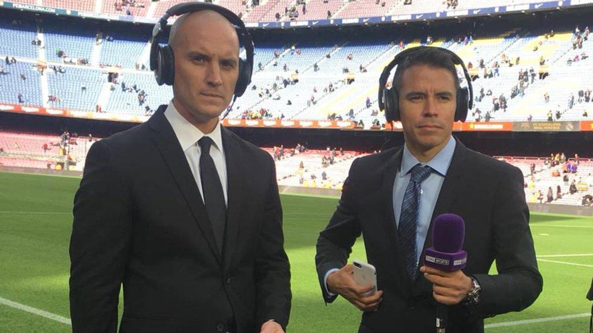 Javier Saviola, micrófono en mano en el Camp Nou