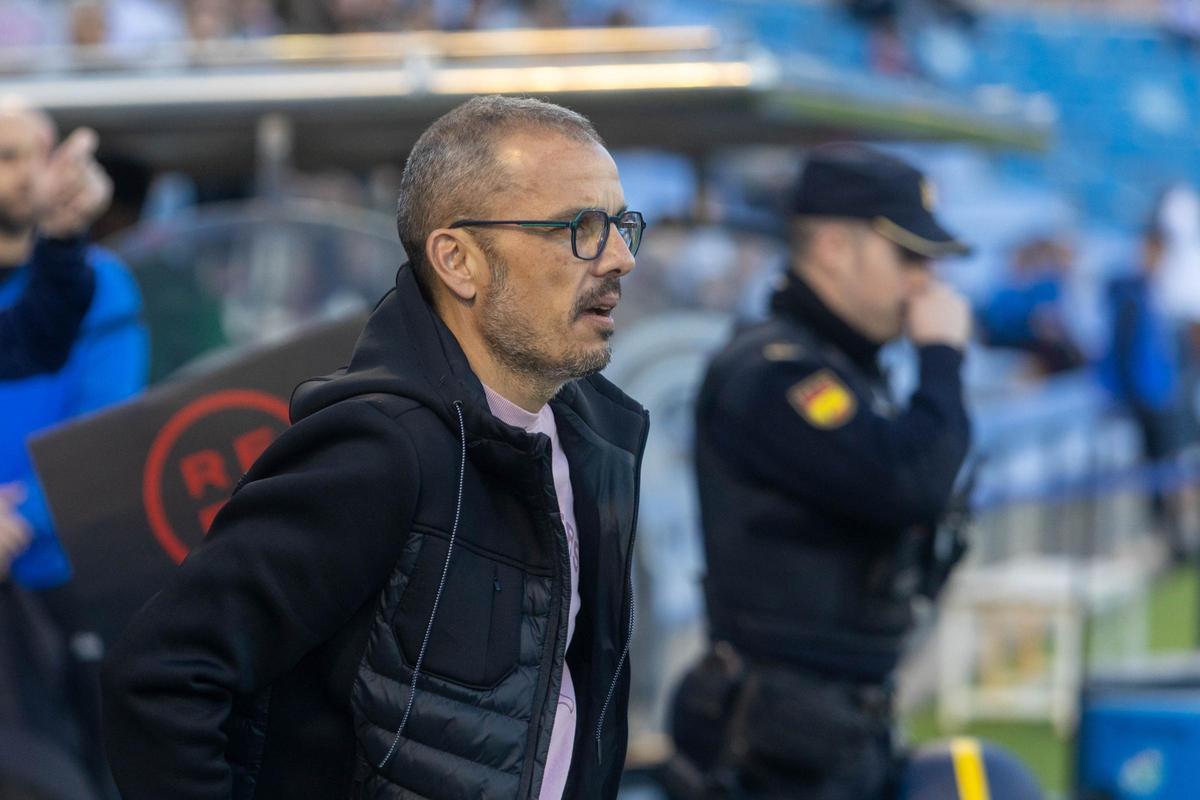 Beto Company oberva el calentamiento de sus futbolistas antes del Hércules-Antequera en Alicante.