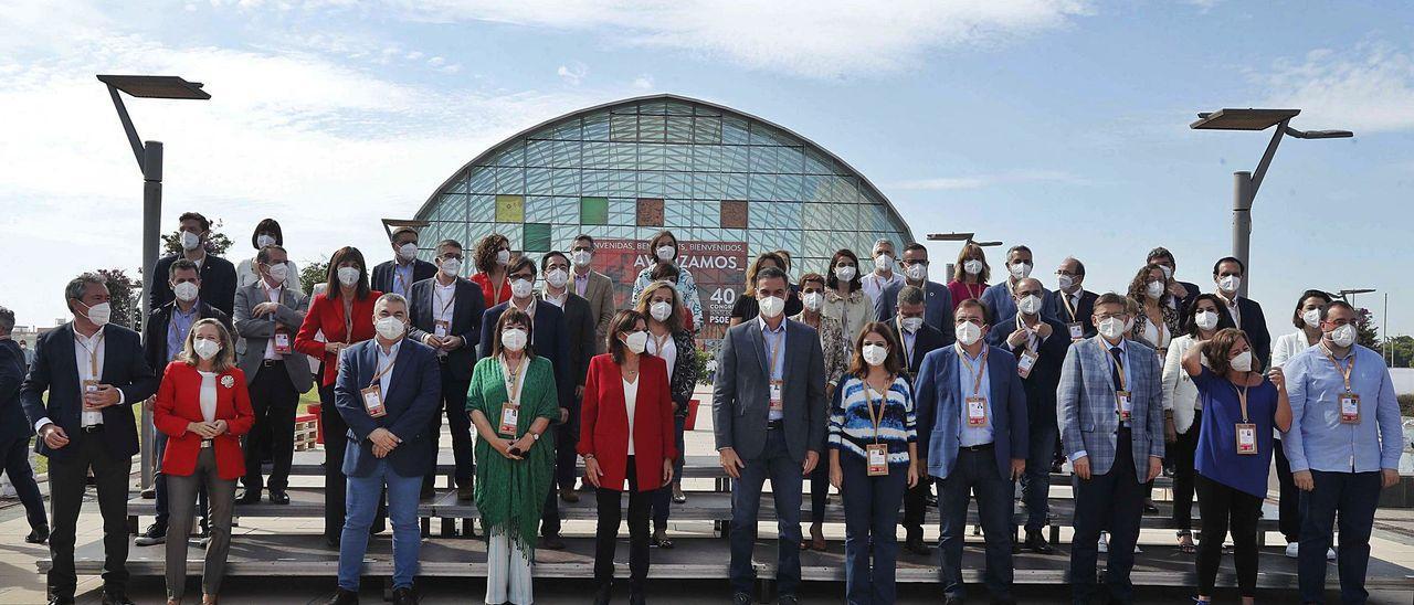 Sánchez, ayer, con todos los líderes autonómicos socialistas y los ministros del Gobierno, antes del inicio del congreso federal.