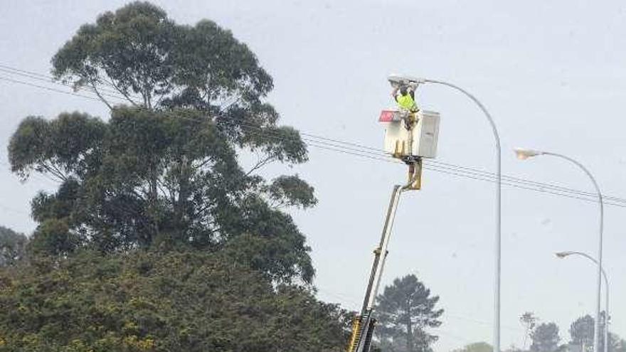 Operarios arreglan una avería en una farola en Pastoriza.