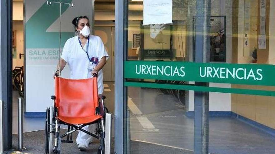 Una celadora en la entrada de Urgencias del Hospital Montecelo. // Gustavo Santos