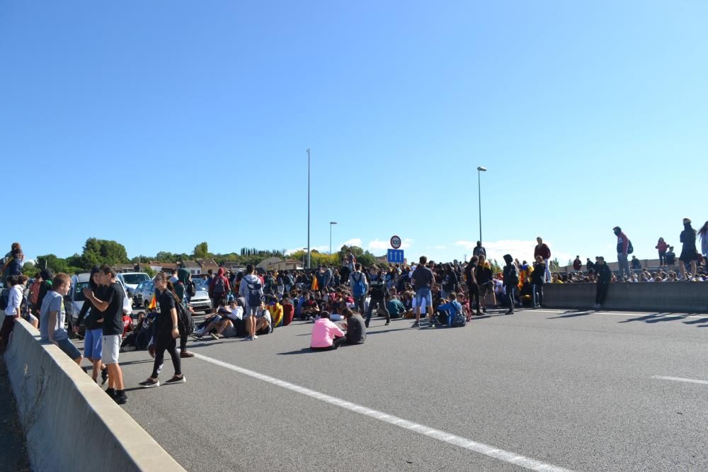 Els estudiants buiden les aules i tornen a tallar el trànsit a Manresa