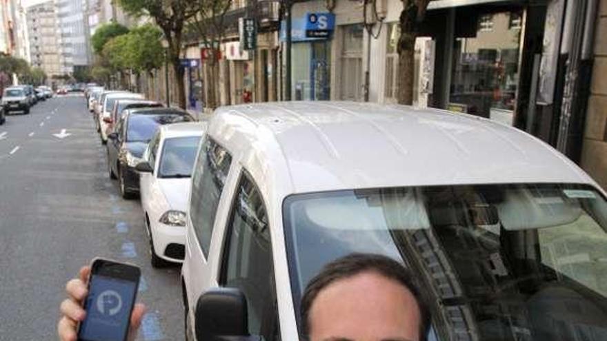 José Luis muestra su aplicación móvil en una calle de Santiago, adonde llegó ayer para iniciar sus vacaciones en Galicia.  // Xoán Álvarez