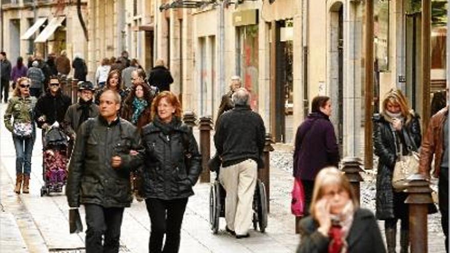 El carrer Santa Clara ahir al migdia, en plena celebració de la segona edició del Girona 10.