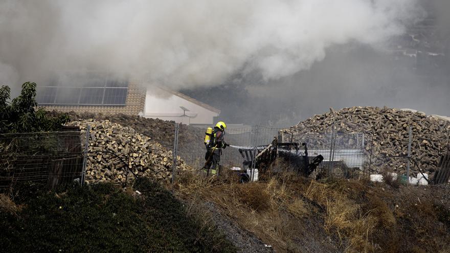 Un incendio afecta a una nave de una empresa de subtropicales en Vélez-Málaga