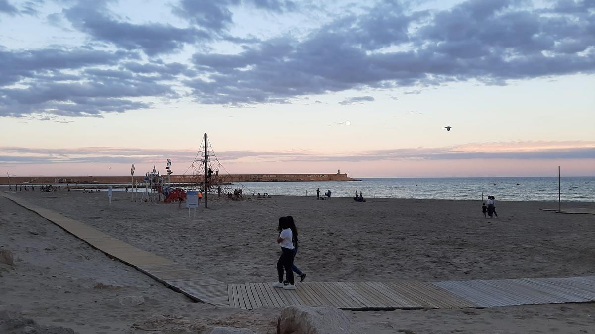 Una hoguera, la sorpresa de la noche en Benicarló.